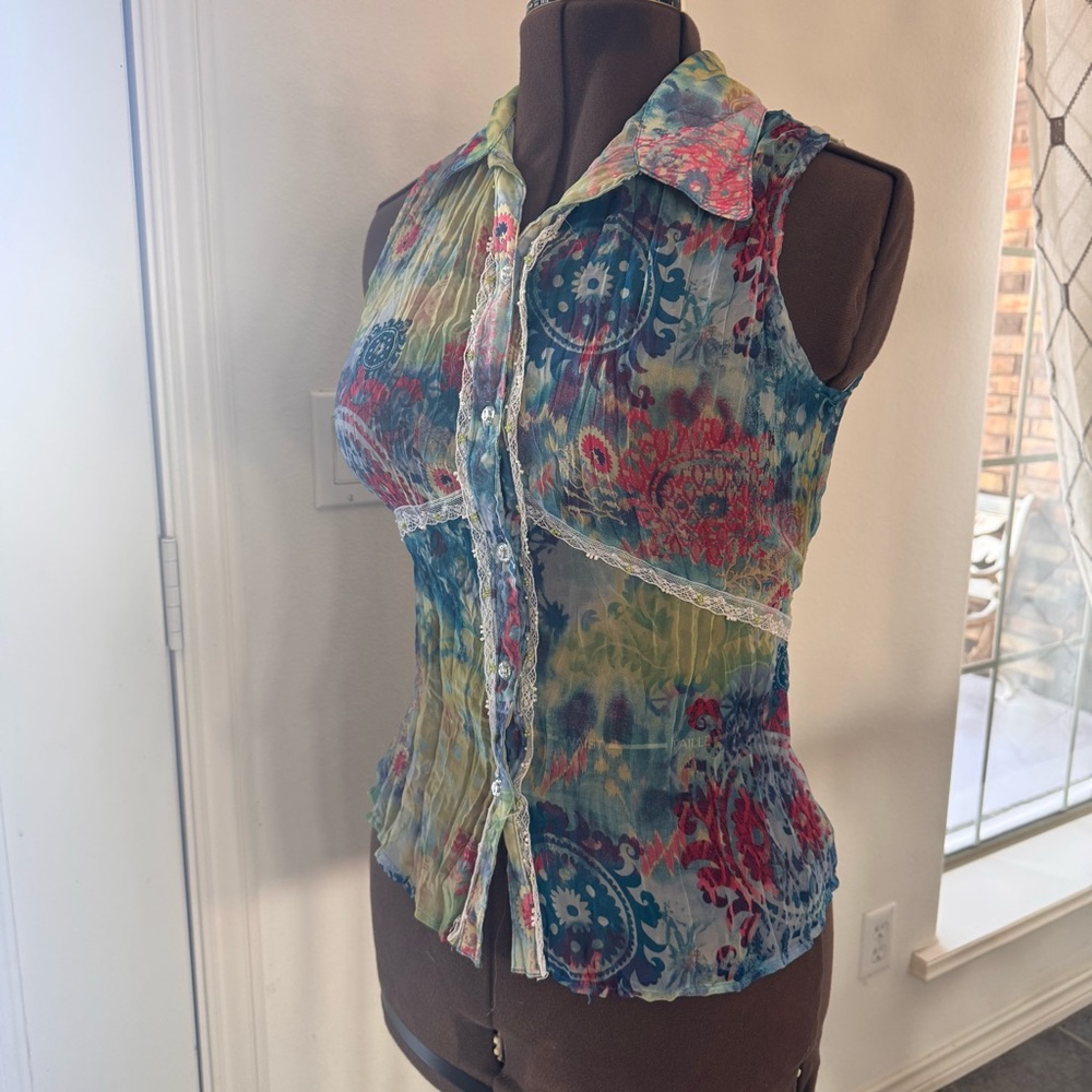 Love Amour; S/1; Colorful Sleeveless Button-Up Blouse, beautiful detailing!